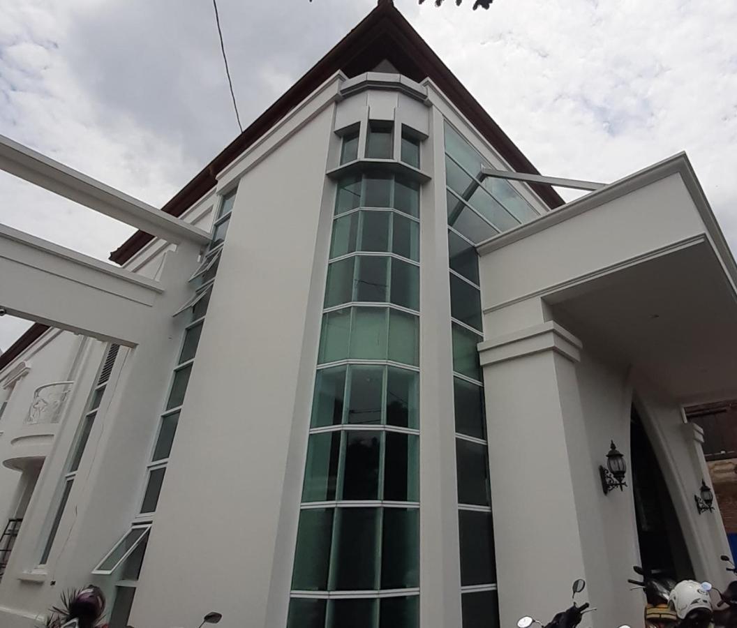 Madina Inn Джокьякарта Экстерьер фото